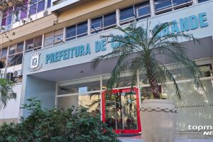 Professores se re&uacute;nem em frente &agrave; Prefeitura de Campo Grande para negociar reajuste salarial (v&iacute;deo)
