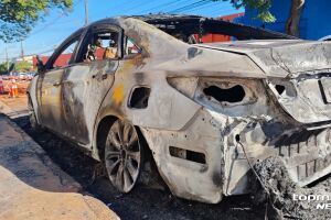 Homem encapuzado incendeia carro abandonado no Centro e pode ter se queimado durante a&ccedil;&atilde;o (v&iacute;deo)