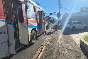 &Ocirc;nibus bate em carro de aplicativo na Eduardo Elias Zahran