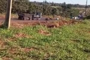 Acidente entre motocicleta e caminh&atilde;o deixa duas v&iacute;timas graves na BR-163 (v&iacute;deo)