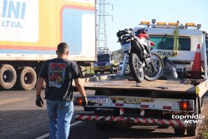 Caminh&atilde;o sa&iacute;a de posto de gasolina quando foi atingido por moto na BR-163 (v&iacute;deo)