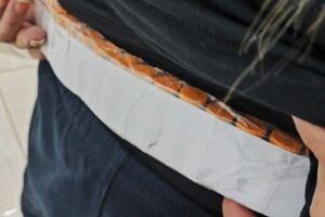 Cinta modeladora? Mulher &eacute; flagrada pela pol&iacute;cia com emagrecedores amarrados na cintura