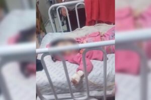 Pai que dormia na cal&ccedil;ada celebra interna&ccedil;&atilde;o da filha na UTI da Santa Casa (v&iacute;deo)