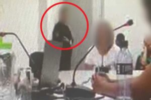 Servidora &eacute; flagrada com celular erguido e apontado para mesa durante audi&ecirc;ncia criminal (v&iacute;deo)