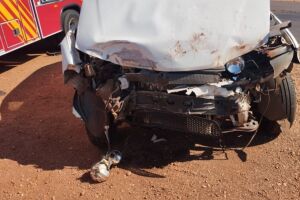 Motorista fica ferida em colis&atilde;o com caminh&atilde;o-pipa na BR-376, em Ivinhema