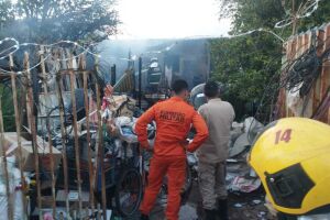 Inc&ecirc;ndio em casa cheia de recicl&aacute;veis assusta moradores no Coronel Antonino (v&iacute;deo)