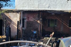 Ap&oacute;s inc&ecirc;ndio, vizinhos cobram solu&ccedil;&atilde;o para idoso que vivia em casa tomada por recicl&aacute;veis (v&iacute;deo)