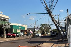 Caminh&atilde;o passa, leva fia&ccedil;&atilde;o e arranca postes na Avenida das Bandeiras (v&iacute;deo)