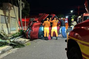 Motorista de aplicativo capota carro e fica preso &agrave;s ferragens em Campo Grande (v&iacute;deo) 