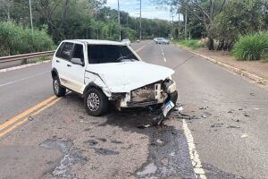 Batida entre Uno e Fiorino deixa motorista presa &agrave;s ferragens em avenida de Campo Grande