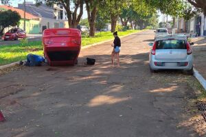 Carro capota e deixa v&iacute;tima com dores na perna no Jardim Jockey Club