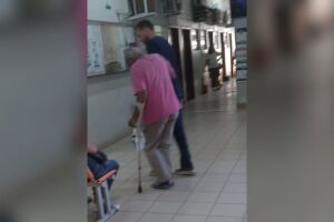 M&eacute;dico auxilia idoso com dificuldade para andar e comove pacientes no CRS Coophavila