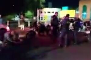 Motociclista sem CNH avan&ccedil;a sinal e bate em carro funer&aacute;rio no Centro (v&iacute;deo)