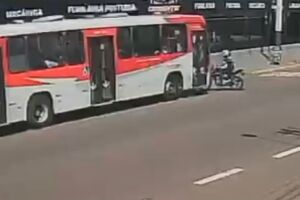 C&acirc;mera mostra motociclista sendo arrastada por &ocirc;nibus na Vila Bandeirante (v&iacute;deo)