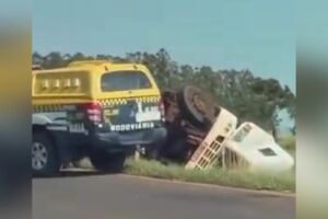Caminh&atilde;o tomba durante acidente e motorista morre preso nas ferragens (v&iacute;deo)