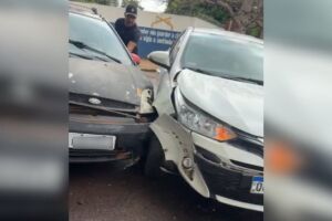 Batida entre carros deixa tr&acirc;nsito travado em cruzamento do J&oacute;quei Club (v&iacute;deo)