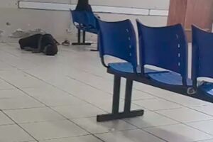 Homem com fortes dores deita no ch&atilde;o &agrave; espera de atendimento na UPA Vila Almeida (v&iacute;deo)