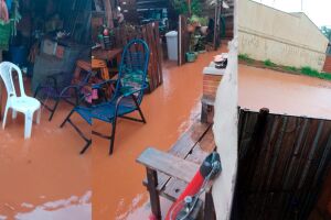 Cascalho ajuda chuva a inundar rua sem asfalto no Portal Caiob&aacute; II (v&iacute;deo)