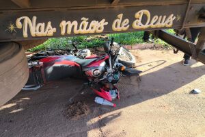Motociclista bate em carro e para embaixo de caminh&atilde;o durante acidente no Buriti