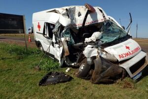 Condutor de ambul&acirc;ncia sofre grave acidente na BR-163 e sai ileso de ferimentos 