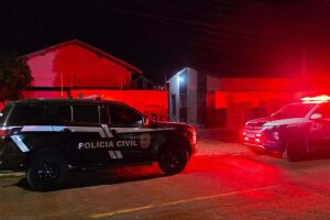 Jovem &eacute; morto com sete tiros na porta de casa em Jardim