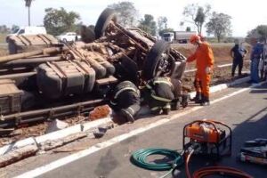 Motorista sofre grave acidente e fica preso &agrave;s ferragens na BR-262 