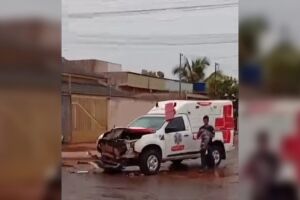 Viatura ficou bastante danificada 