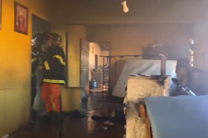 Brincadeira com fogo termina em inc&ecirc;ndio dentro de casa no Santo Ant&ocirc;nio (v&iacute;deo)