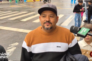 Com a fam&iacute;lia, morador lamenta cancelamento do desfile: 'Podia s&oacute; ter adiado' (v&iacute;deo)