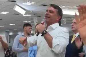 Sem poder visitar Bolsonaro, Fl&aacute;vio participa de culto de Dia dos Pais