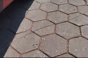Fio de telefone enrosca em roda de motocicleta e causa acidente em Corumb&aacute;
