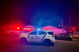 Jovem &eacute; chamado no port&atilde;o e assassinado com 10 tiros em Costa Rica
