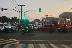 Motociclista &eacute; atingido por carro em sem&aacute;foro e morre no Nova Lima (v&iacute;deo)