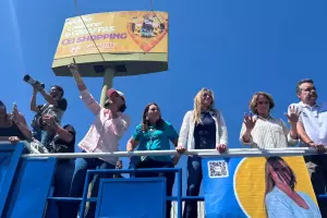 Michelle pede votos para Fl&aacute;vio e diz que "logo" Bolsonaro voltar&aacute; (v&iacute;deo)