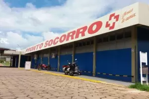 Idoso bate moto em BMW e fica ferido em Parana&iacute;ba