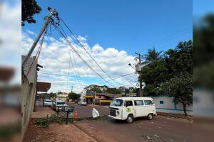 Caminh&atilde;o-cegonha arranca fia&ccedil;&atilde;o e deixa rua intransit&aacute;vel na entrada da Coophasul