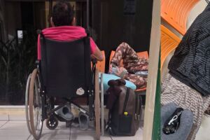 Sem leito, paciente usa mantas de casa para dormir em cadeira quebrada na UPA