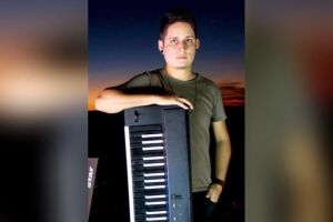 Tecladista do cantor Loubet &eacute; preso em aeroporto por compartilhar v&iacute;deo de pornografia infantil
