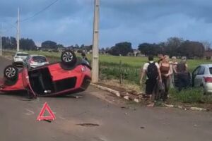 Carro capota ap&oacute;s invadir a preferencial e causar acidente na Vila Sobrinho