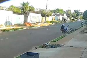 Motociclista que se filmava com celular atropela ciclista em Campo Grande (v&iacute;deo)