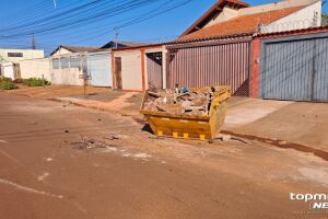 Passageira fica gravemente ferida ap&oacute;s carro bater em ca&ccedil;amba no Guanandi; motorista fugiu (v&iacute;deo)