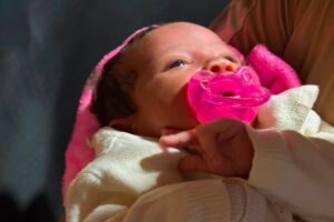 Aliviada, fam&iacute;lia de beb&ecirc; sequestrada aguarda retorno de Ayla a Campo Grande