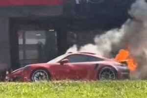Porsche avaliada em mais de R$ 1 milh&atilde;o pega fogo na Afonso Pena (v&iacute;deo)
