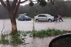 Carro "morre" em alagamento na Avenida Thyrson De Almeida (v&iacute;deo)