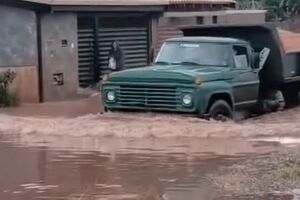 Caminh&atilde;o encara alagamento e moradores cobram solu&ccedil;&atilde;o no Santa Em&iacute;lia (v&iacute;deo)