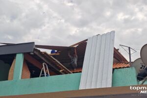 Vento arranca telhado de oficina, atinge duas casas e deixa mulher ferida no Cristo Redentor (v&iacute;deo)
