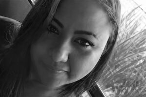 Mulher morre ap&oacute;s acidente entre moto e carro no bairro Los Angeles