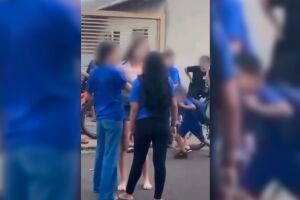 M&atilde;e de aluna agride adolescente durante briga na sa&iacute;da de escola no Tarum&atilde; (v&iacute;deo)