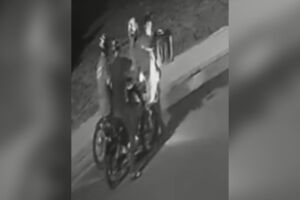 C&acirc;meras de seguran&ccedil;a registram assalto a motoentregador no Rita Vieira (v&iacute;deo)