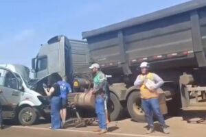 Van fica destru&iacute;da em grave acidente com carreta na MS-376 (v&iacute;deo)
